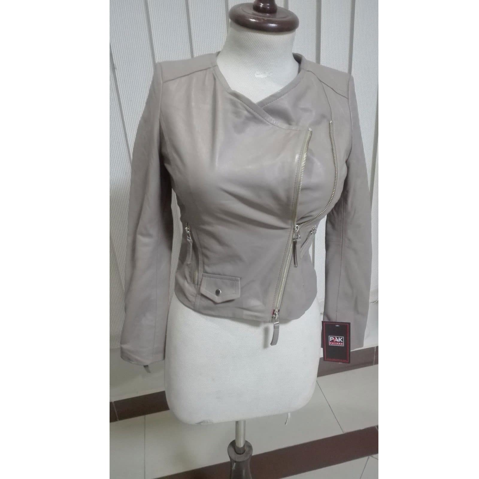 Veste En Cuir Claudia Sträter – Taille 36 – Couleur Kaki – Sans Col – Occasion Très Bon état