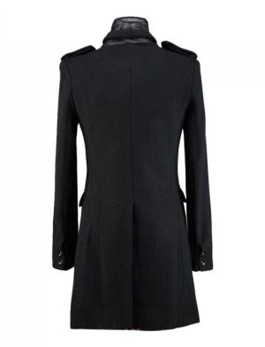 Le trench-coat en laine noire Numinous est composé de laine de haute qualité et de cuir 100% véritable. Il y a deux épaulettes. C'est un manteau à fermeture boutonnée. C'est le dos de ce manteau.