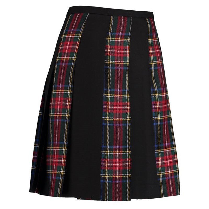 Es handelt sich um einen Faltenrock mit gestreiftem Tartan, bei dem wir abwechselnd schwarzes Stewart-Tartan und schwarzen Stoff verwendet haben.