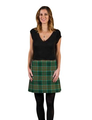 La falda escocesa Tartan Mini para mujer está disponible a la venta aquí.