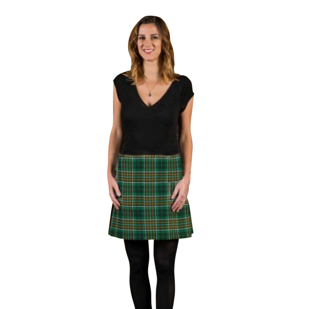 La falda escocesa Tartan Mini para mujer está disponible a la venta aquí.