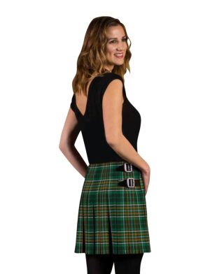 La falda escocesa Tartan Mini para mujer está disponible a la venta aquí.