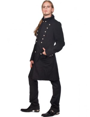 Admiral Long Goth Coat für Herren ein Model posiert.