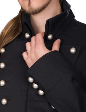 Un gros plan du manteau Admiral Long Goth pour hommes.