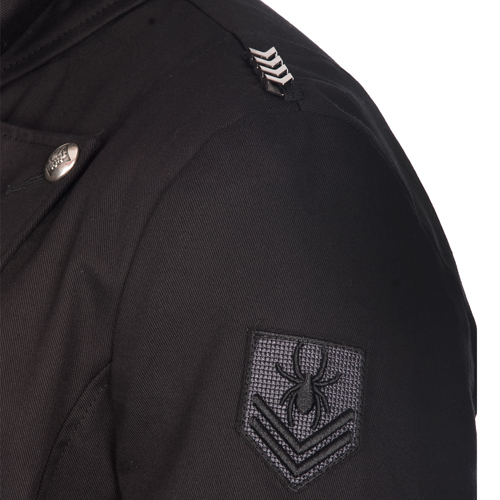 Ein Modell, das Kilt und Jacks chilenische Rosen-Militär-Gothic-Jacke trägt, sieht ein bisschen nah aus.