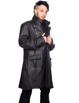 Una modelo posando con un abrigo de cuero militar largo con solapas.