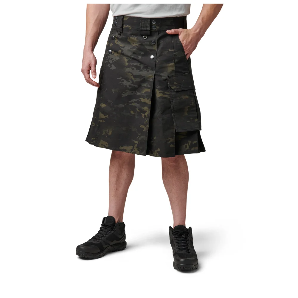 Un modèle debout portant un kilt Phantom Camouflage pour hommes.