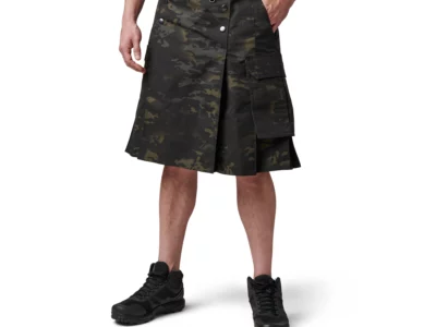 Un modèle debout portant un kilt Phantom Camouflage pour hommes.