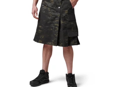 Un modelo de pie con una falda escocesa de camuflaje Phantom para hombre.