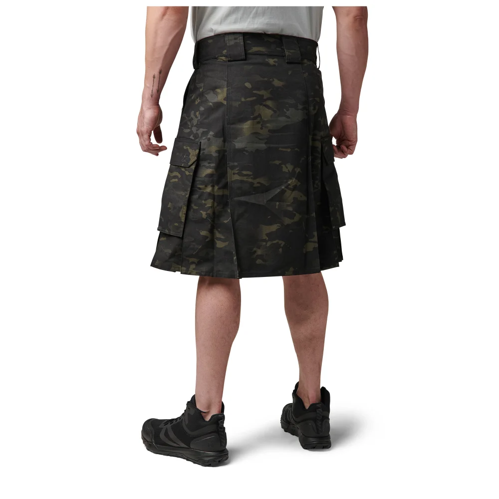 Un modèle debout à l'envers portant un kilt fantôme.