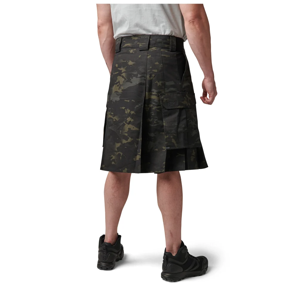 Otra pose de Model Wearing Phantom Kilt for Men.