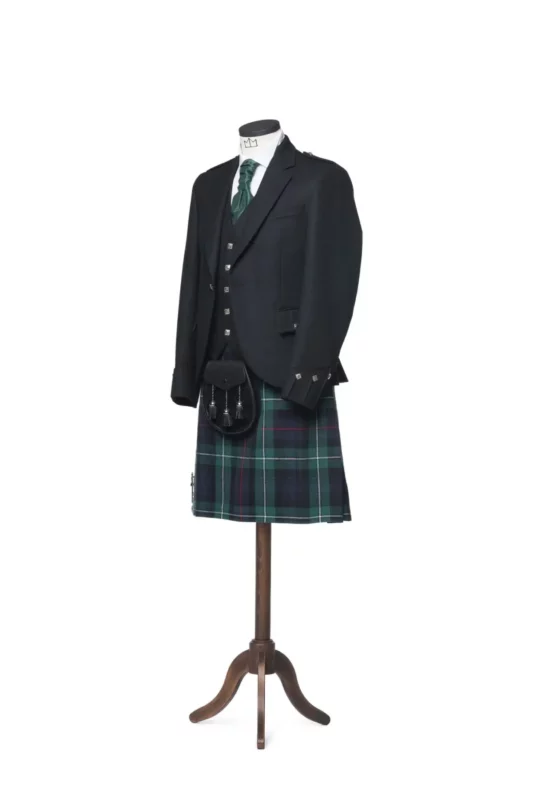 Une veste Argyll Kilt accrochée à un cintre.