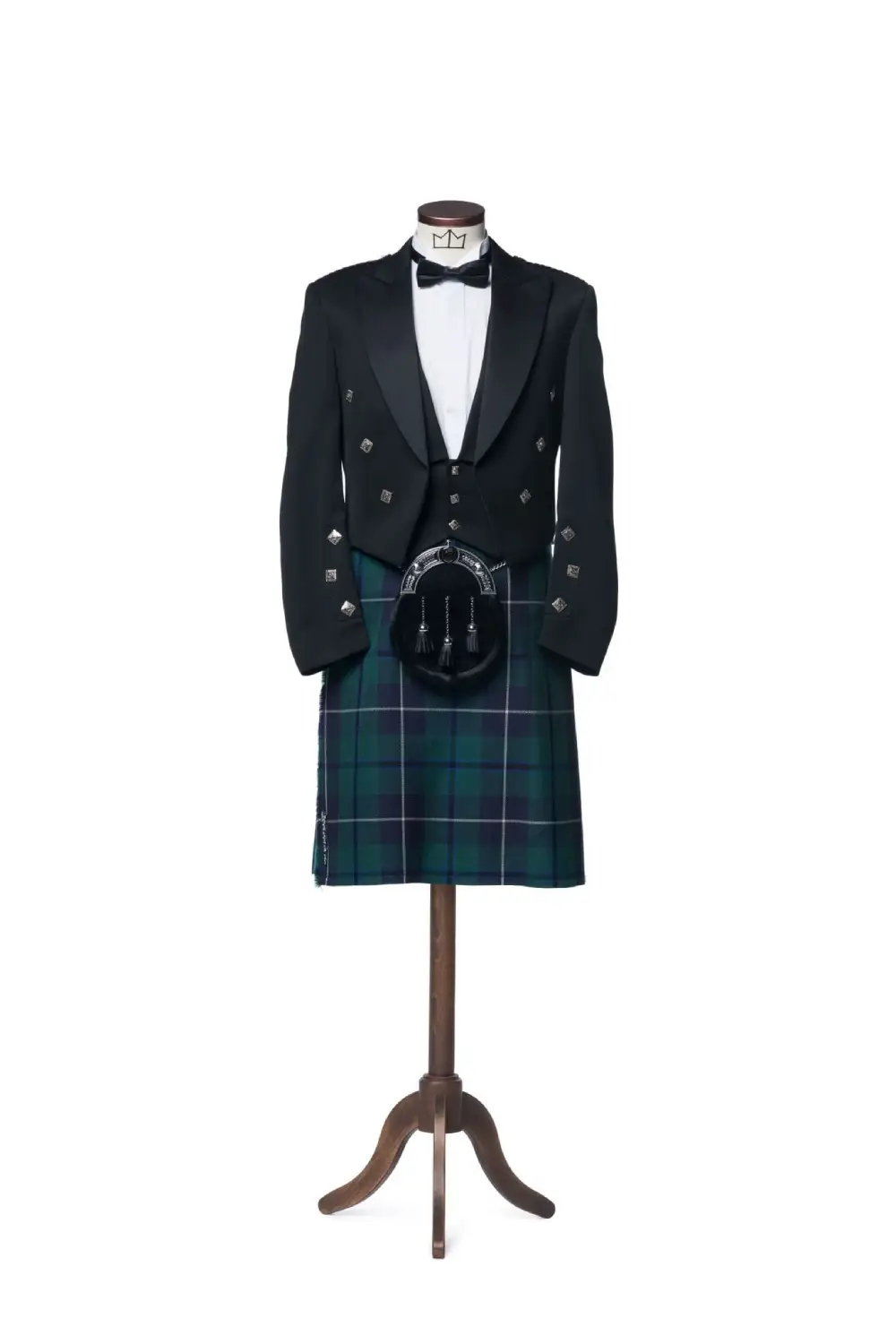 Un traje de falda escocesa del Príncipe Charlie colgado en una percha.