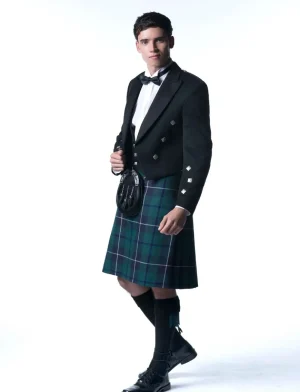 Un hombre vestido con el traje de falda escocesa del Príncipe Charlie.