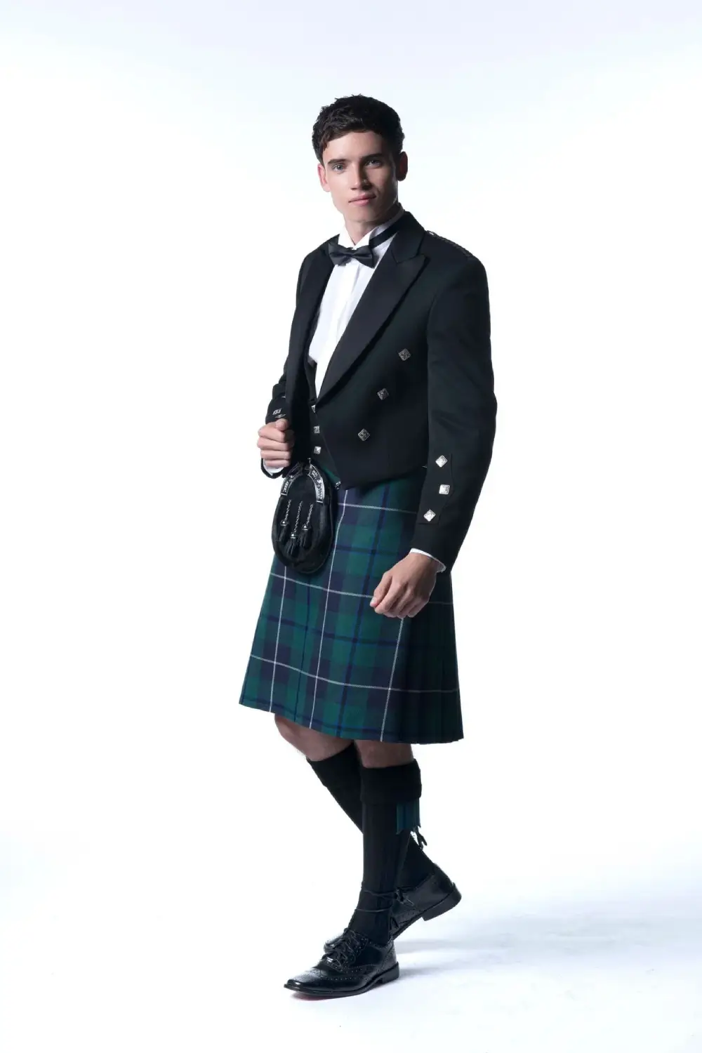 Ein Mann im Prinz-Charlie-Kilt-Outfit.