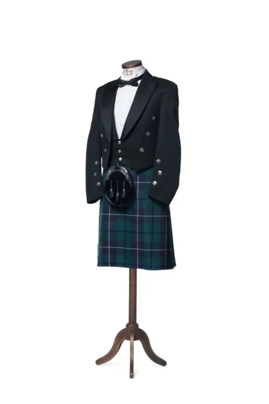 Ein Prinz-Charlie-Kilt-Outfit in einem Kleiderbügel.