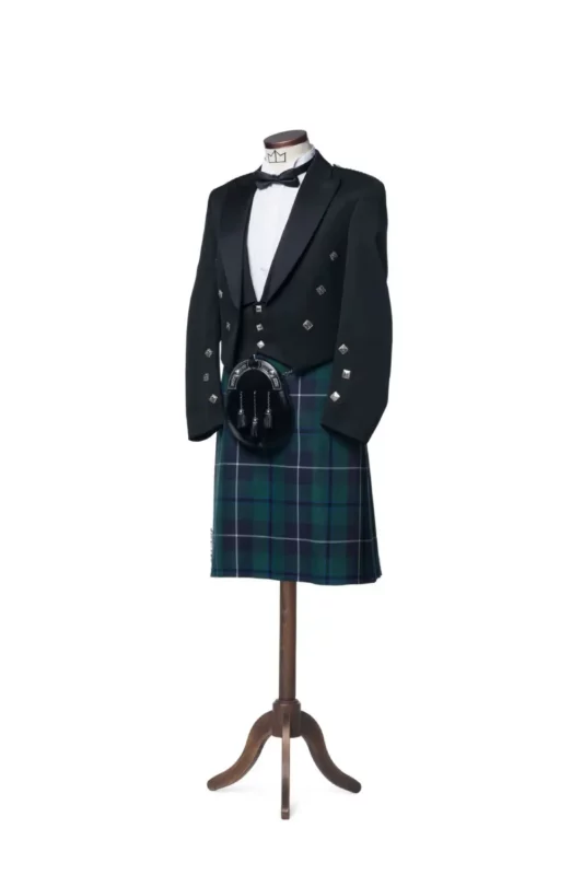 Un traje de Prince Charlie Kilt en una percha.