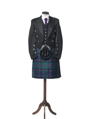 Un traje de Prince Charlie Kilt con chaleco de 5 botones colgado en una percha.