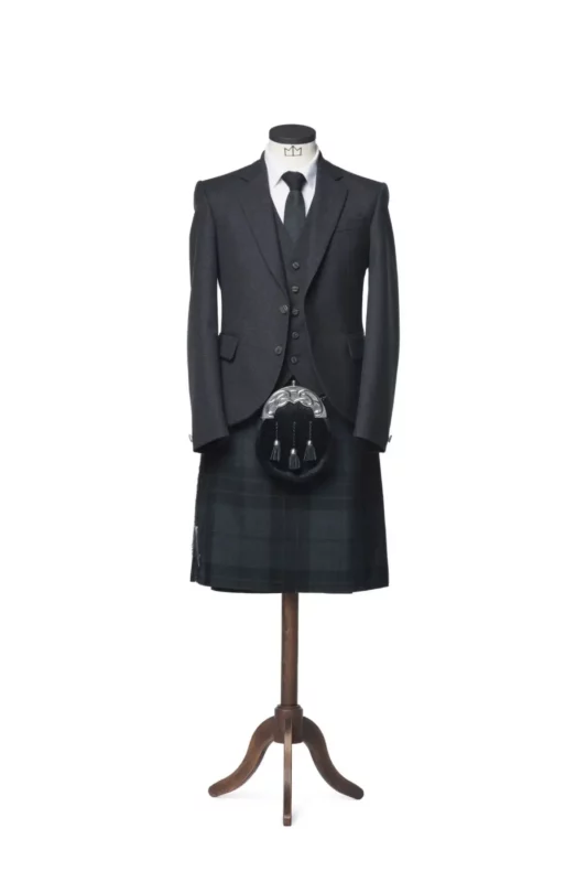 Une tenue Tweed Kilt accrochée à un cintre.