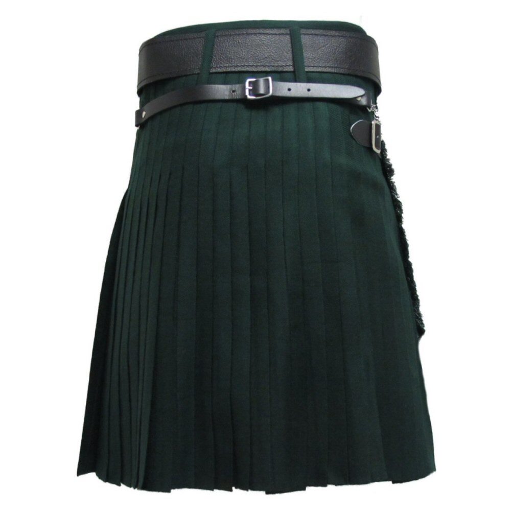 La foto de atrás de la falda escocesa de tartán verde bosque.