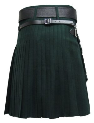 La foto de atrás de la falda escocesa de tartán verde bosque.